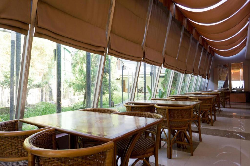 Hotel Asri Plaza Asia Тасикмалая Экстерьер фото